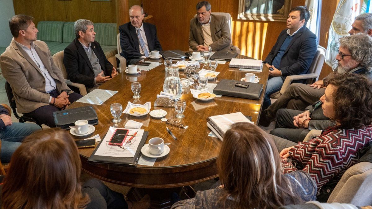 Con Francisco Lo Presti y Néstor Parés a la cabeza de la reunión, funcionarios de Las Heras se prsentaron en el Tribunal de Cuentas para llevar los resultados de la auditoría de Las Heras realizada por la UNCuyo. Foto: Prensa de Las Heras