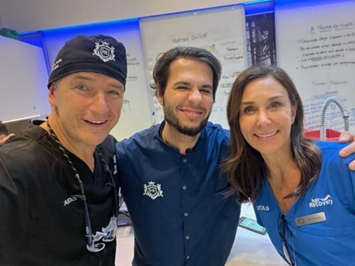 El conductor Tomás Dente junto al Dr. Nicolás Lusicic, presidente de Hair Recovery, y la Dra. Susacasa, vicepresidente. El conductor Tomás Dente junto al Dr. Nicolás Lusicic, presidente de Hair Recovery, y la Dra. Susacasa, vicepresidente.