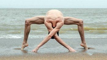 El contorsionista que transforma su cuerpo en un alienígena