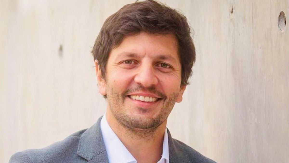 Gastón Regazzone, con su empresa UcoDron, dedicada a fumigar con el uso de drones, fue el último mendocino en obtener el premio al Joven Empresario Argentino en 2021