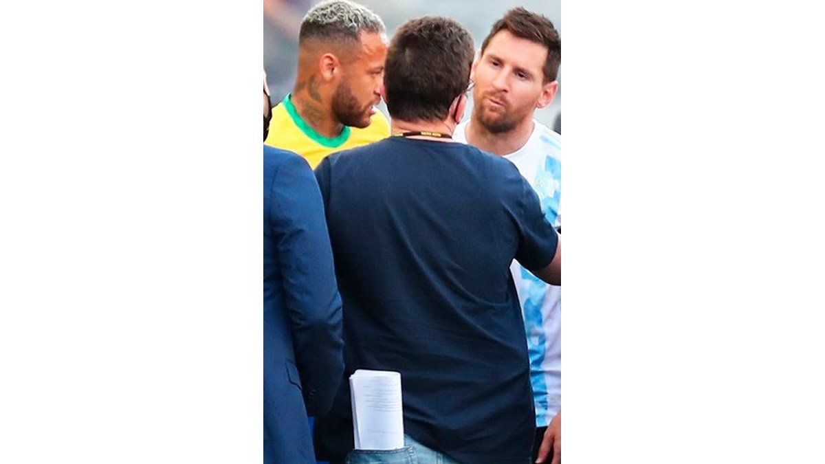 Ante la interrupci&oacute;n de la Anvisa, la Selecci&oacute;n argentina se retir&oacute; del campo de juego. El partido por Eliminatorias Sudamericanas fue suspendido