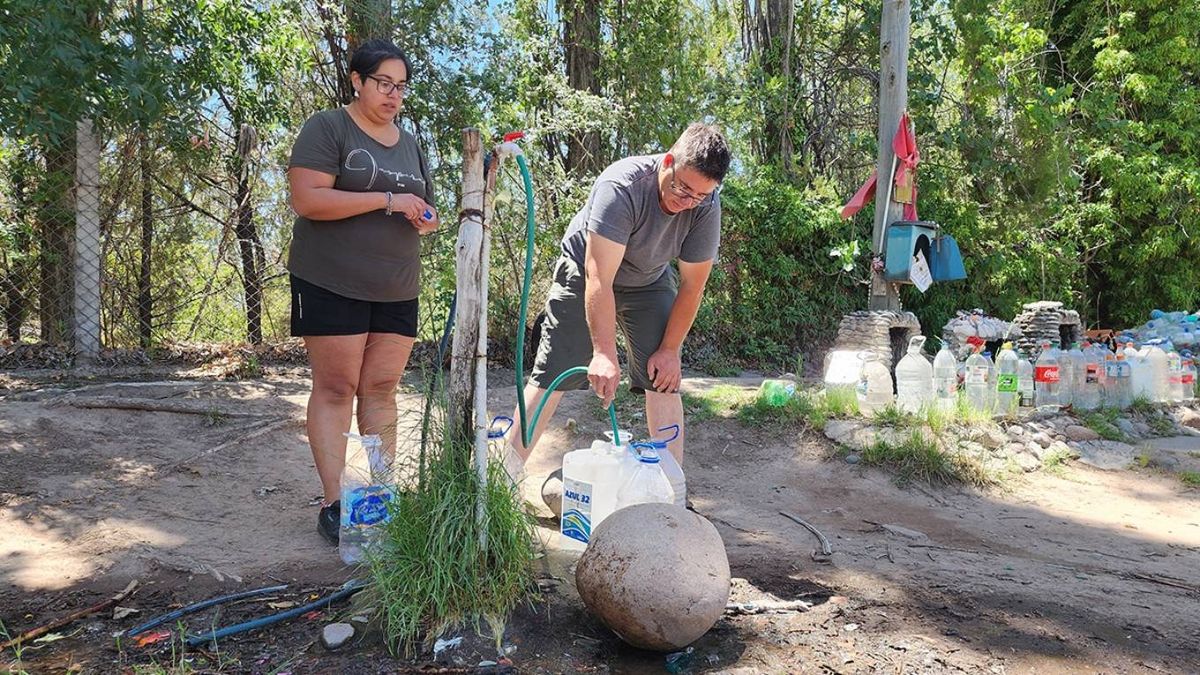 Otra de las canillas públicas en Luján de Cuyo, donde la gente lleva varios bidones para consumir los litros de agua necesarios para una semana. Otra de las canillas públicas en Luján de Cuyo, donde la gente lleva varios bidones para consumir los litros de agua necesarios para una semana.