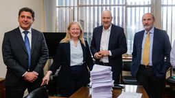 El ministro de Producción de San Juan, Gustavo Fernández, junto a la vicegobernadora Hebe Casado, en ministro Federico Sturzenegger y el ministro de la Producción de Mendoza, Rodolfo Vargas Arizu. El ministro de Producción de San Juan, Gustavo Fernández, junto a la vicegobernadora Hebe Casado, en ministro Federico Sturzenegger y el ministro de la Producción de Mendoza, Rodolfo Vargas Arizu.