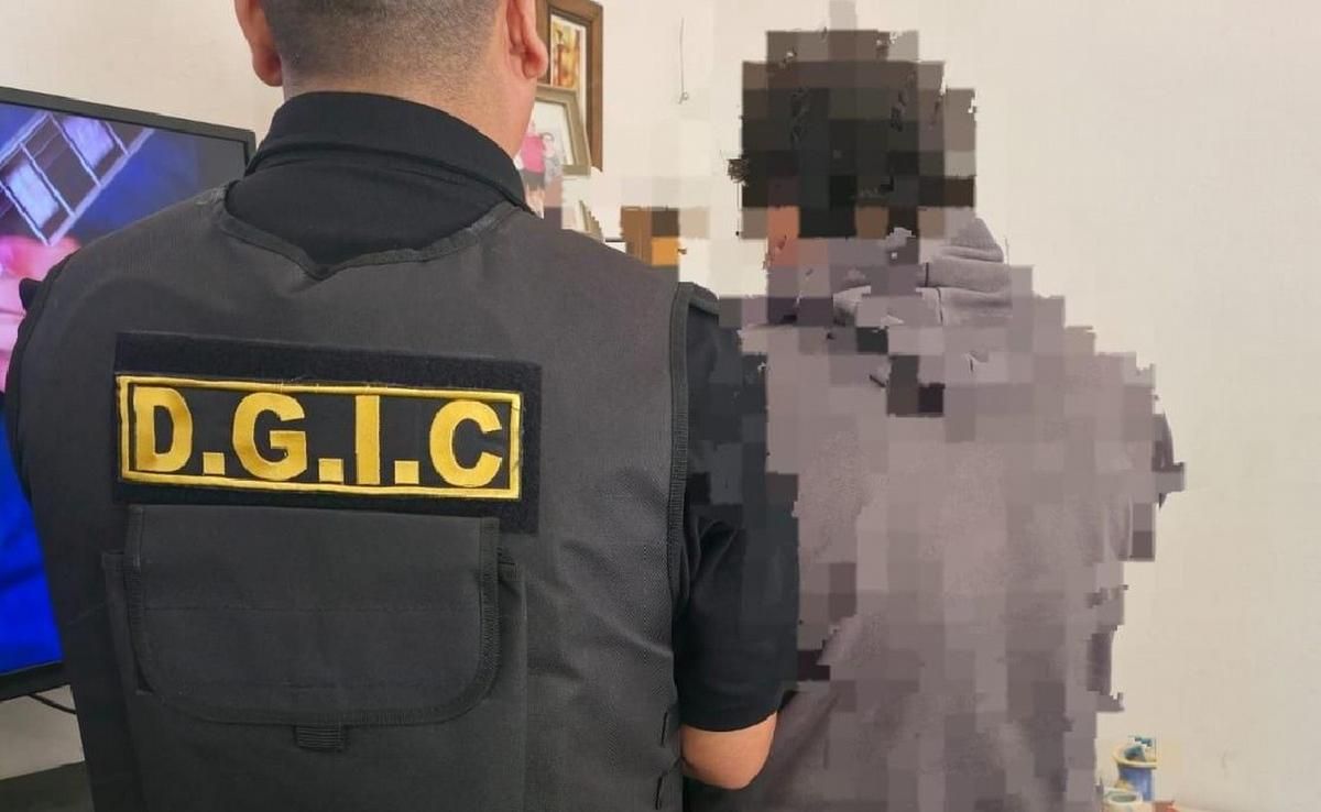 Córdoba. Un policía fue rociado con alcohol por un hombre que luego lo prendió fuego. Córdoba. Un policía fue rociado con alcohol por un hombre que luego lo prendió fuego. 