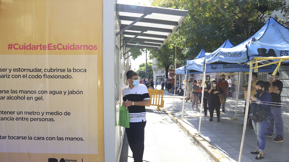 Los casos de coronavirus en Argentina este lunes fueron más de 13 mil y hubo 272 muertos.