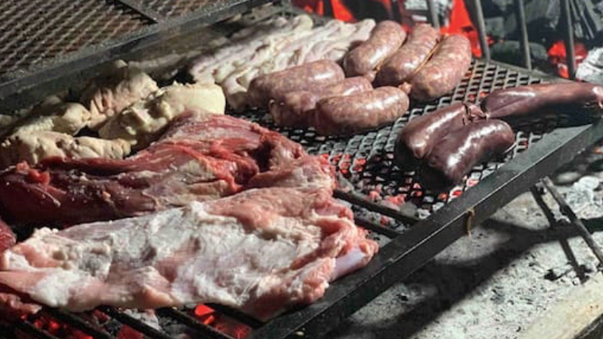 El asado puede hacerse con cortes de carne que son baratos y quedan riquísimos.