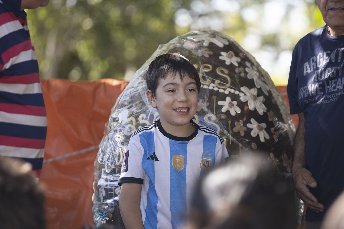 En Las Heras repartieron un huevo de Pascua gigante de 100 kilos. Fotos: Cristian Lozano. En Las Heras repartieron un huevo de Pascua gigante de 100 kilos. Fotos: Cristian Lozano.