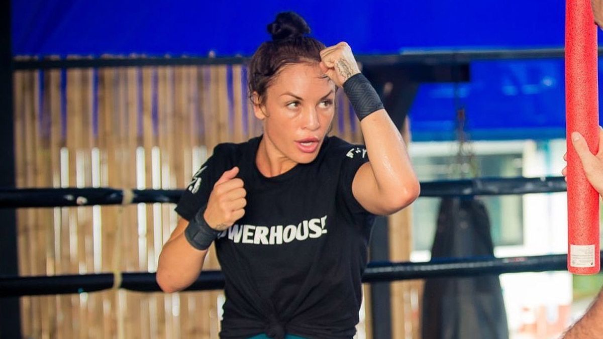 La australiana Tai Emery no dudó en celebrar la victoria haciendo un topless.