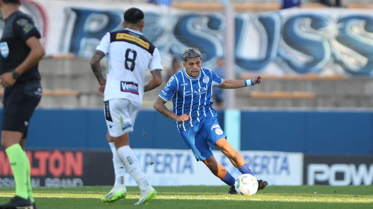 Hernán López Muñoz es uno de los mejores jugadores del fútbol argentino. El 10 del Tomba muestra toda su magia cada partido.
