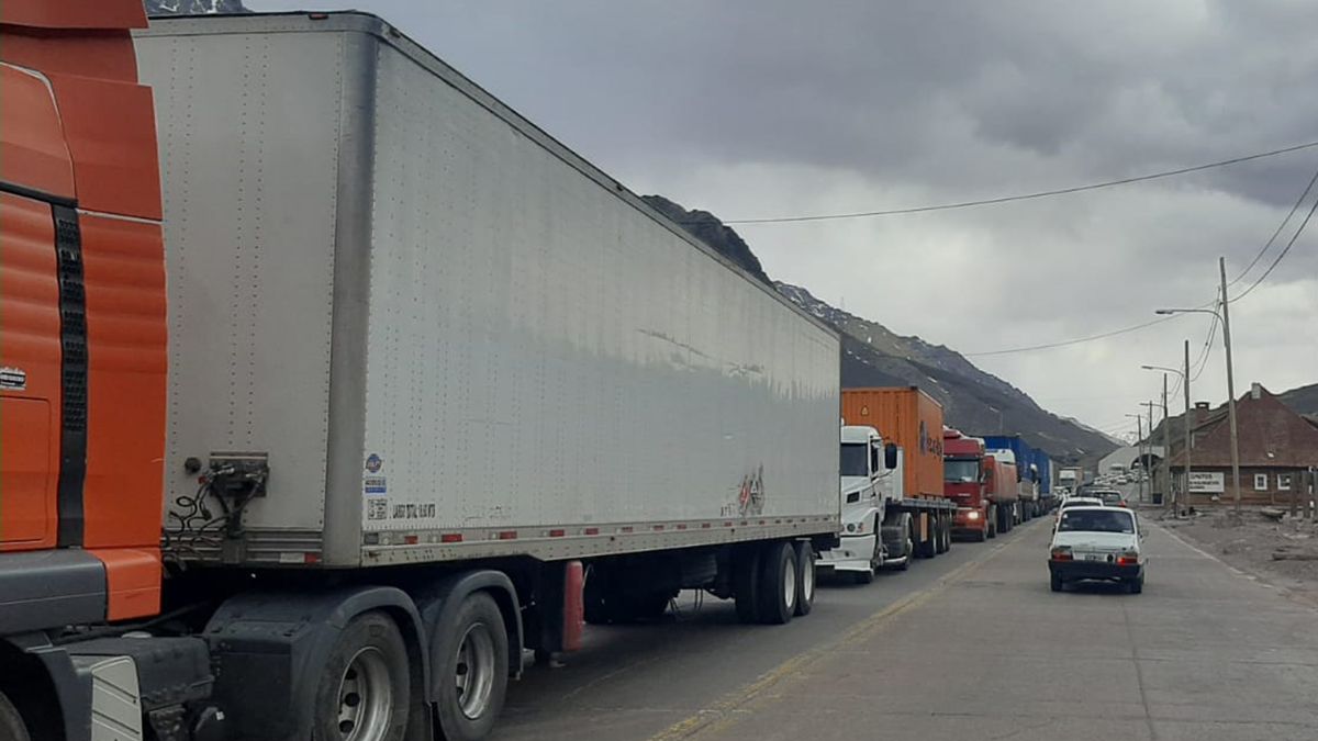 El colapso se dio porque se juntaron la demanda turística con los transportes de carga que no habían podido cruzar lunes ni martes.