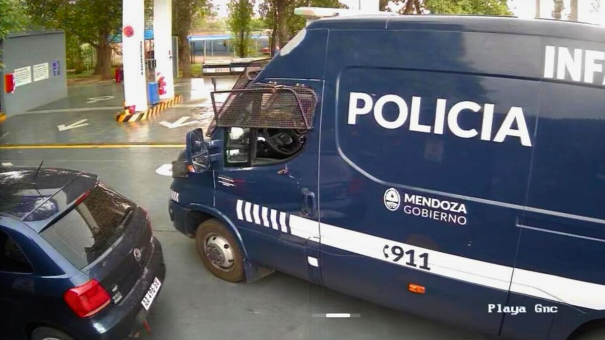 La policía llegó para negociar con la mujer. La policía llegó para negociar con la mujer.