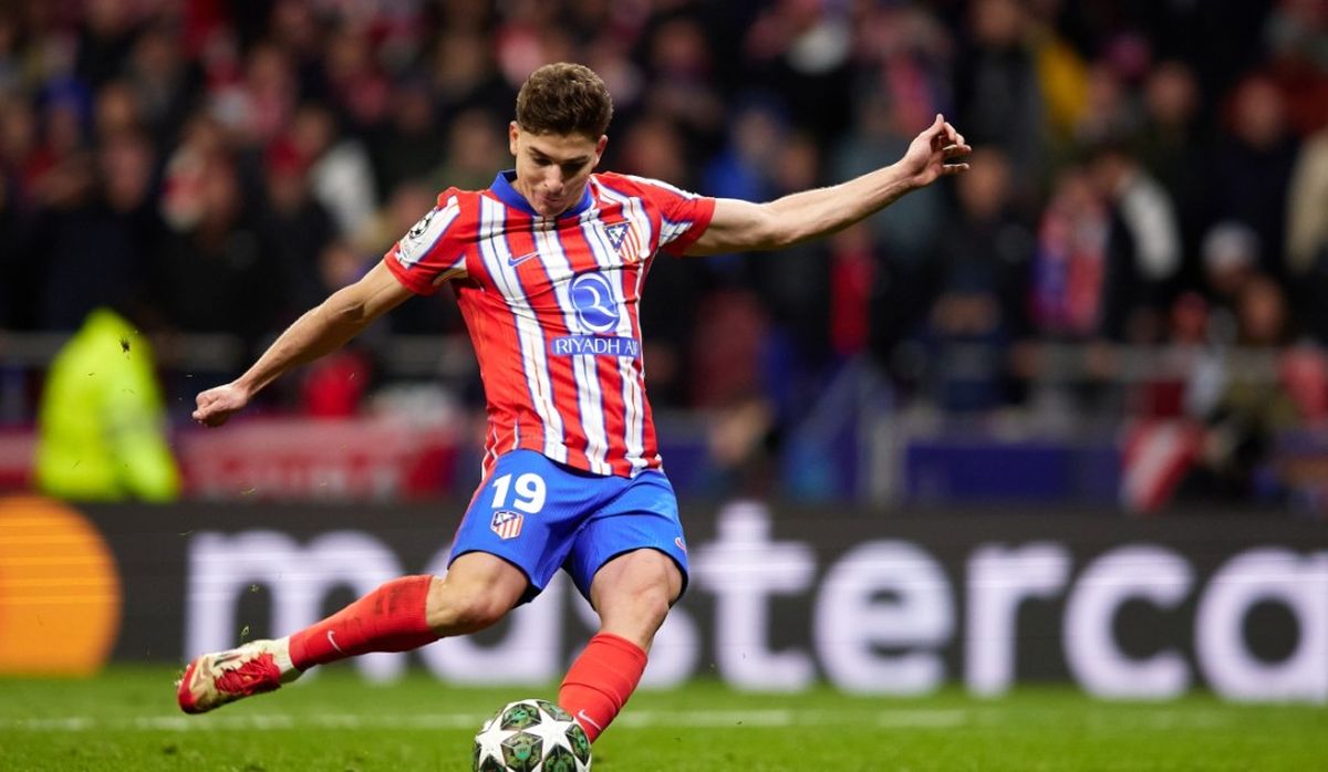 El polémico árbitro de VAR que le cobró el doble toque a Julián Álvarez será premiado por la FIFA