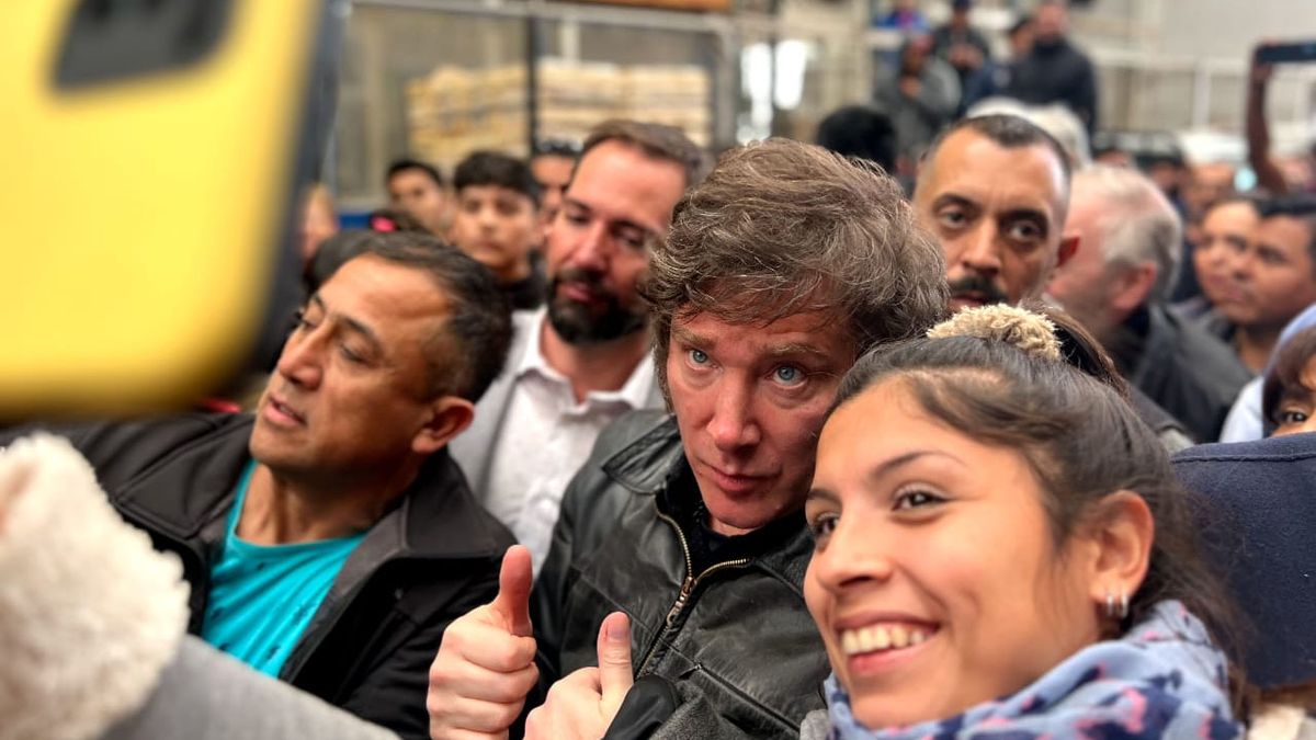 Javier Milei con algunos seguidores en el Mercado Cooperativo de Guaymallén. Javier Milei con algunos seguidores en el Mercado Cooperativo de Guaymallén.