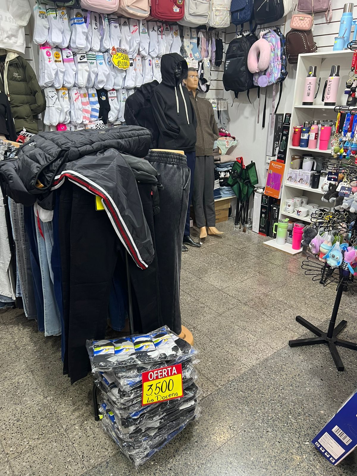 Además de las prendas y otros elementos, la Policía Federal secuestró autos y traffics que eran utilizados para transportar la mercadería. Además de las prendas y otros elementos, la Policía Federal secuestró autos y traffics que eran utilizados para transportar la mercadería.