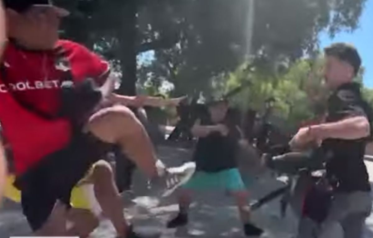 Uno de los camarógrafos de El 7 recibió una patada en la espalda por parte de simpatizantes de Colo Colo. Uno de los camarógrafos de El 7 recibió una patada en la espalda por parte de simpatizantes de Colo Colo.