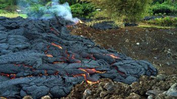 La lava del volcán hawaiano continúa su lento pero voraz avance