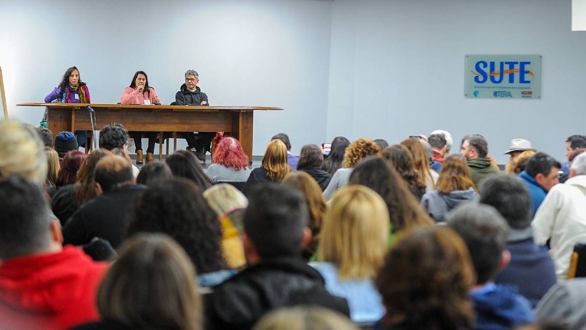 La secretaria del gremio docente Carina Sedano (en el centro de la mesa) presidió el plenario provincial del SUTE. La secretaria del gremio docente Carina Sedano (en el centro de la mesa) presidió el plenario provincial del SUTE.