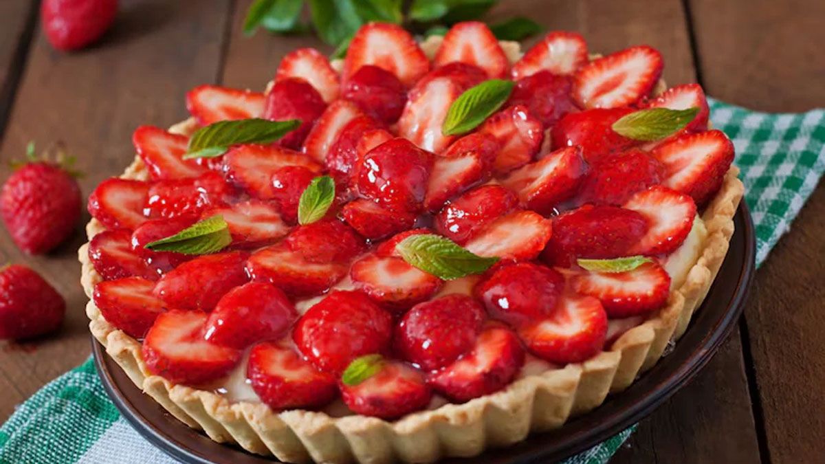 Cómo hacer tarta de frutilla sin manteca ni azúcar: la receta rápida y con pocos ingredientes