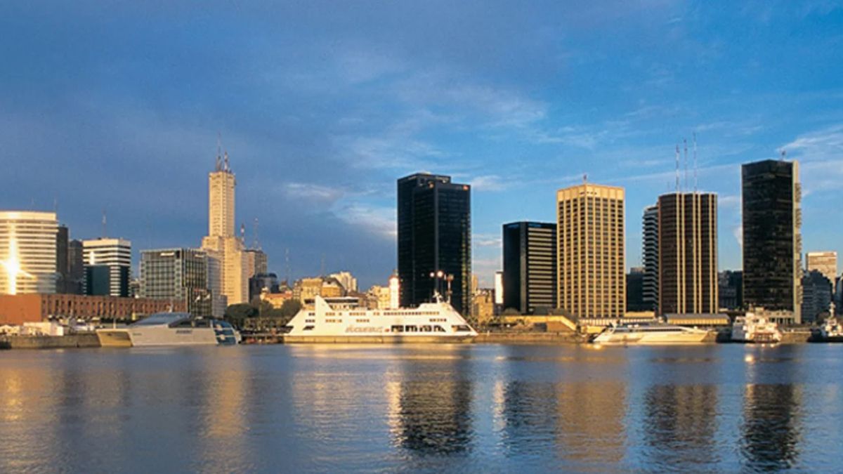 El paseo en catamarán por el Riachuelo permitirá a los turistas verlos rascacielos y edificios tradicionales de Buenos Aires El paseo en catamarán por el Riachuelo permitirá a los turistas verlos rascacielos y edificios tradicionales de Buenos Aires