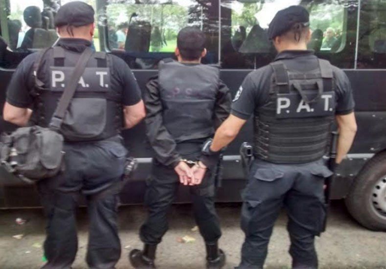 Se disfrazó de policía y participó en el operativo para entrar al clásico rosarino
