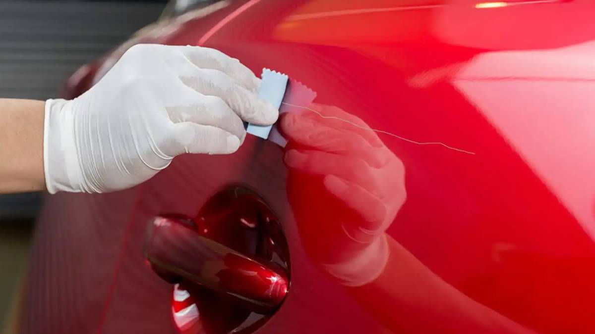 Dile adiós a los rayones del auto con este truco casero