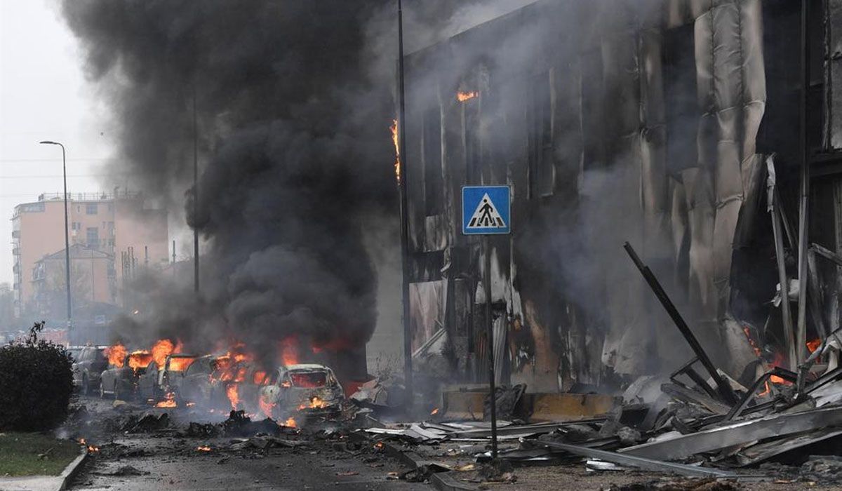 Se estrelló un avión contra un edificio en Milan: murieron 8 personas