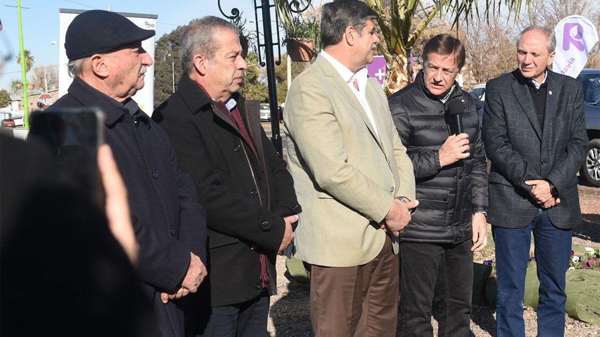 Miguel Ronco (Rivadavia), Héctor Ruiz (Junín), el vicegobernador Mario Abed, Rodolfo Suarez y Raúl Rufeil (San Martín).