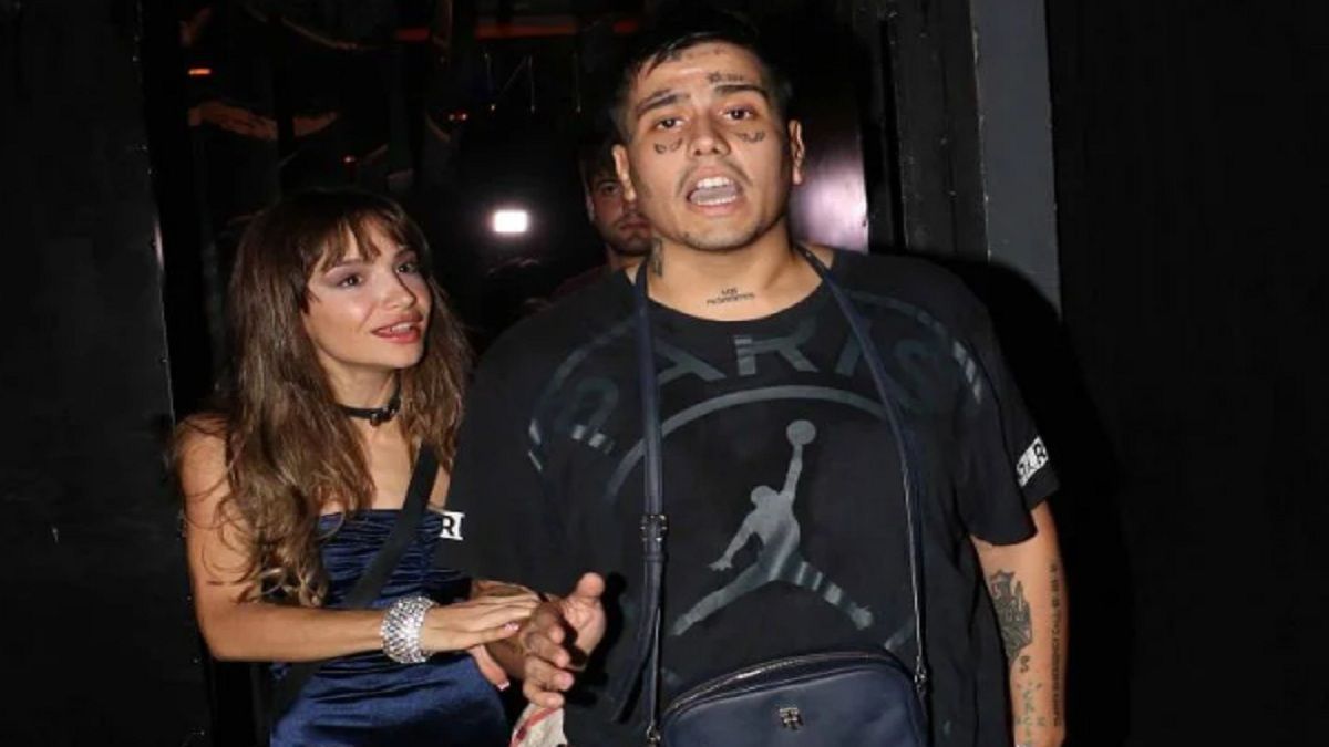 Brenda Asnicar y Duki a los gritos en un evento.