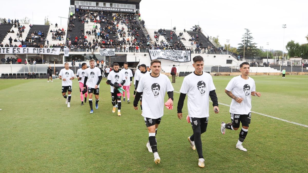El pueblo mensana homenajeó a su máximo ídolo: Víctor Legrotaglie. El pueblo mensana homenajeó a su máximo ídolo: Víctor Legrotaglie.