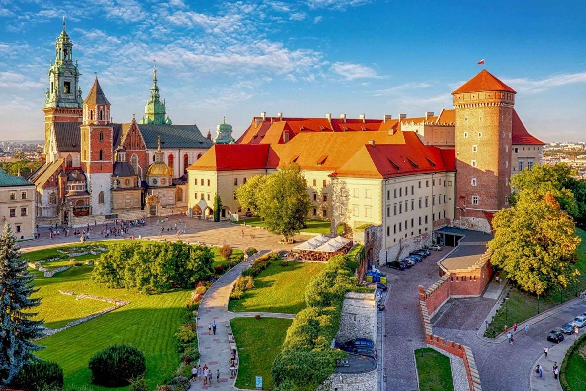  Cracovia es una ciudad al sur de Polonia. Cracovia es una ciudad al sur de Polonia.