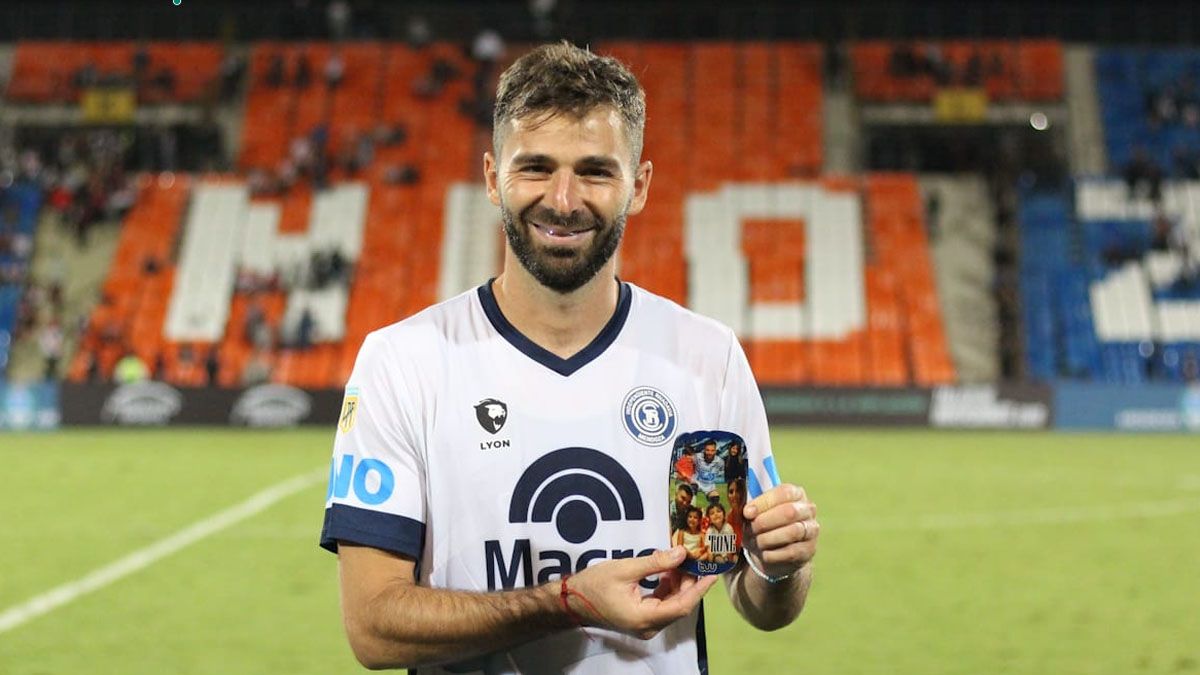 Diego Tonetto hizo un golazo y fue figura de la Lepra (UNO/Nicolás Ríos) Diego Tonetto hizo un golazo y fue figura de la Lepra (UNO/Nicolás Ríos)