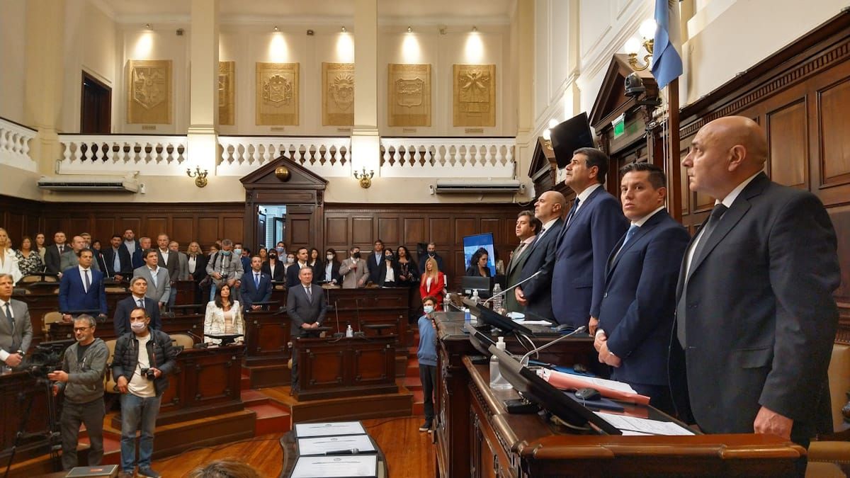El vicegobernador Mario Abed presidió la sesión de Acuerdos en la que juraron los nuevos representantes del Senado en el 2022. Foto: Martín Pravata
