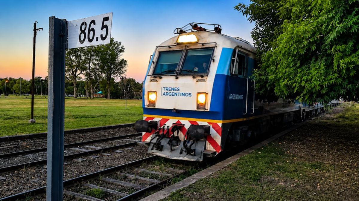 El tren vuelve a un bonito pueblo de campo famoso por su gastronomía. Foto: Marcelo Greco