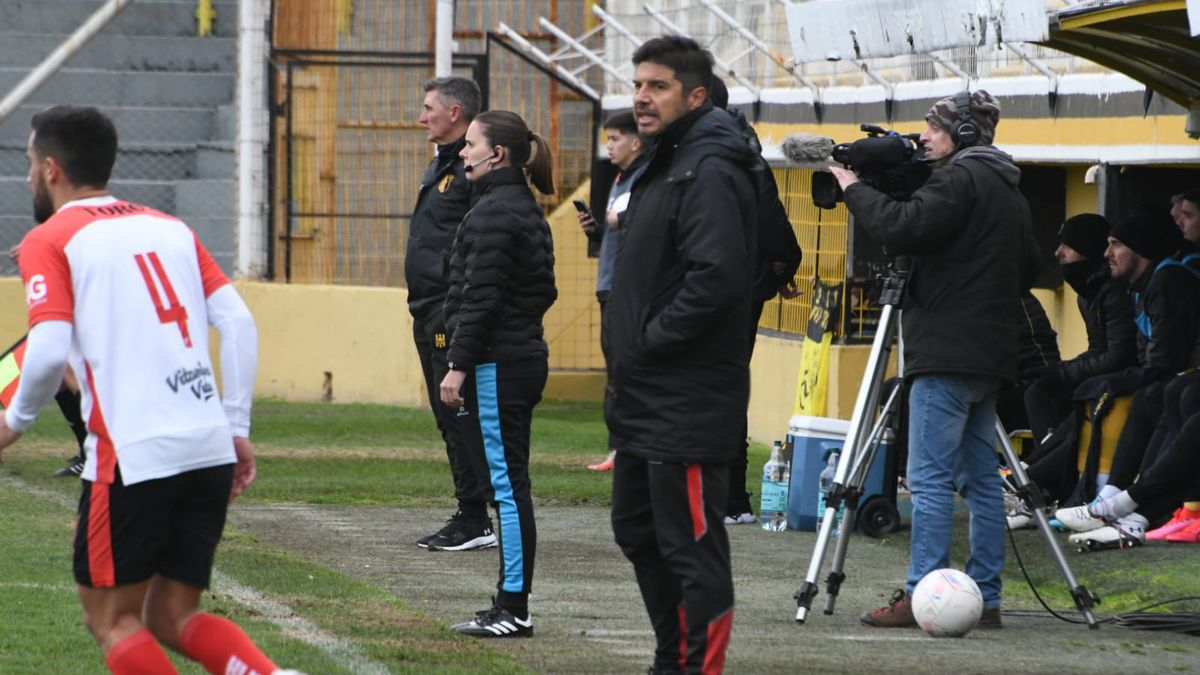 Alejandro Abaurre el DT de Huracán Las Heras