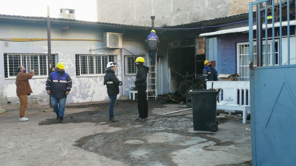 Las llamas comenzaron durante la noche y afectaron todo el depósito.