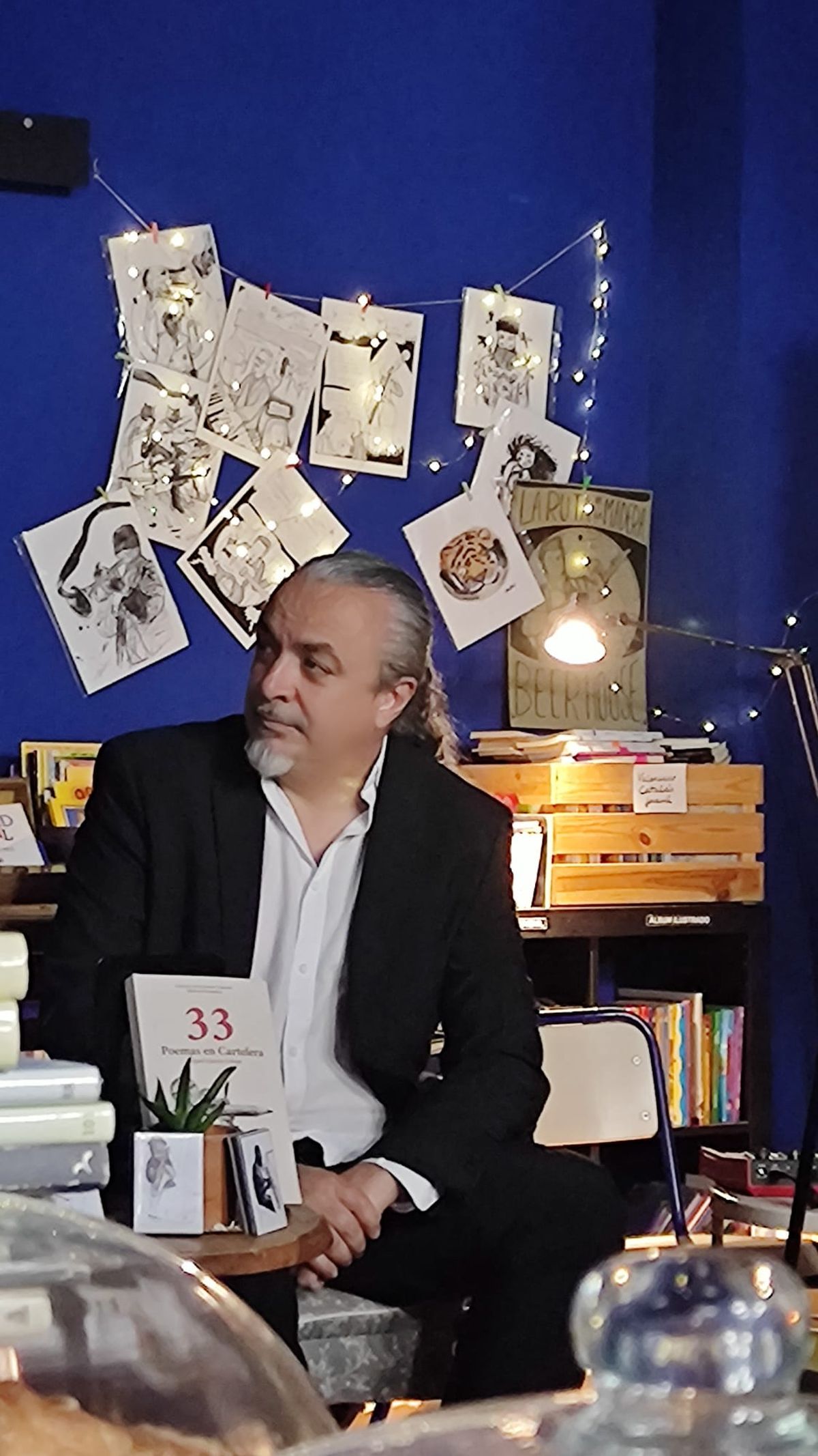 Este sábado en la librería Antü, Miguel García Urbani presentó su primer libro de poesía. Este sábado en la librería Antü, Miguel García Urbani presentó su primer libro de poesía.