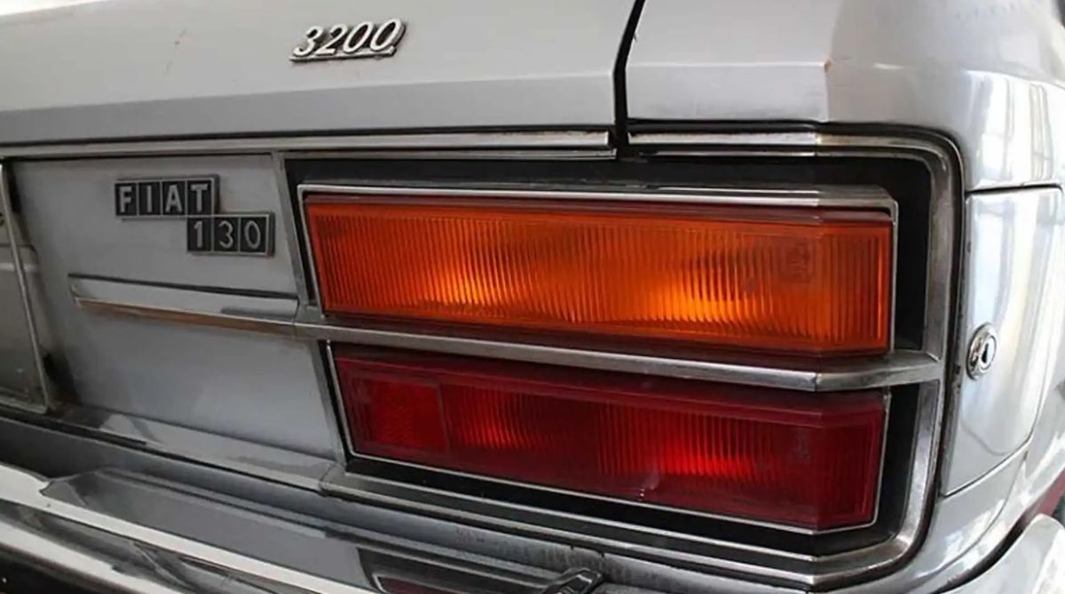 Los faros traseros del Fiat 130 Berlina son de una importante dimensión. La automotriz también fabricó modelos coupé