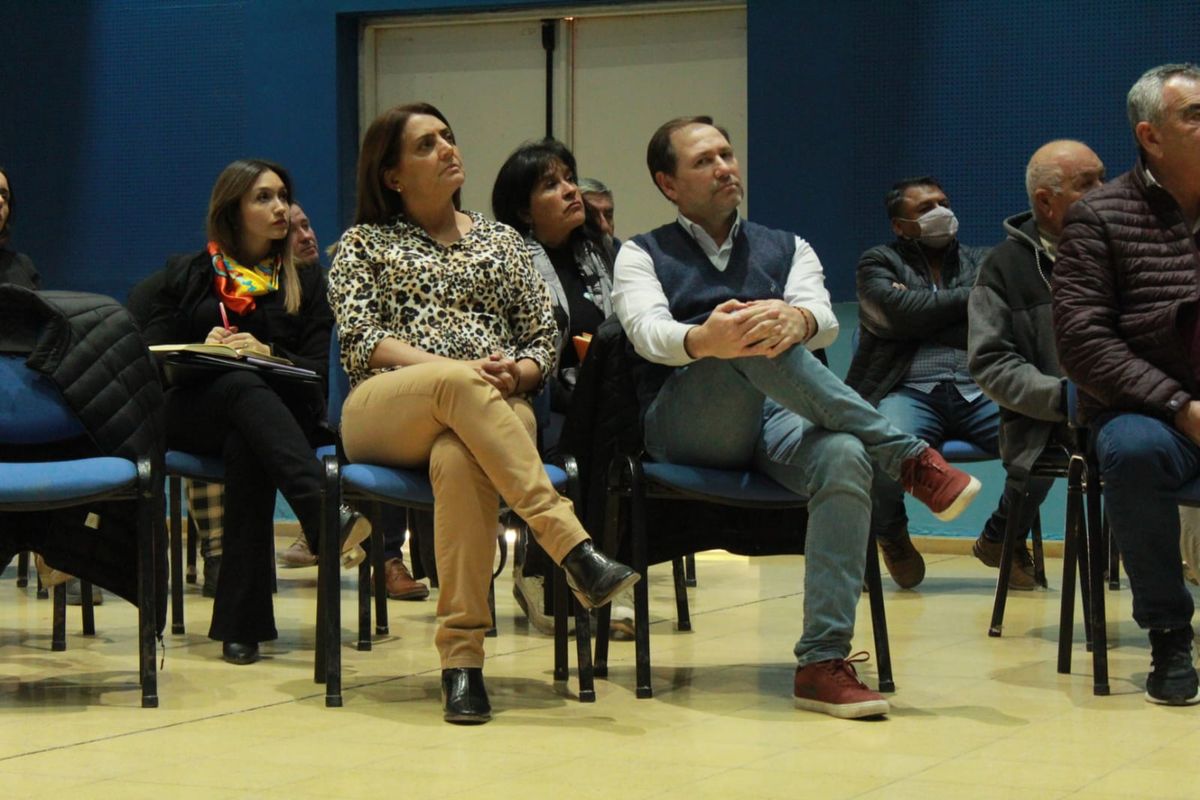 Roberto Righi y Gabriela Lizana en una de las charlas que organizó la titular del Fideicomiso del Banco Bice en Lavalle, previo a las elecciones PASO.