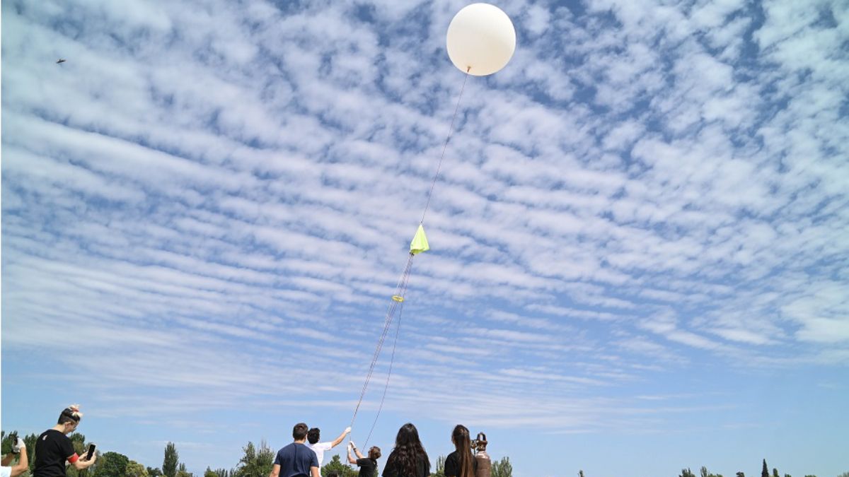 Todo dispuesto en Junín para lanzar el globo sonda con la "carga útil", un pico satélite con aparatos de medición y enlace radial con los operadores de tierra.