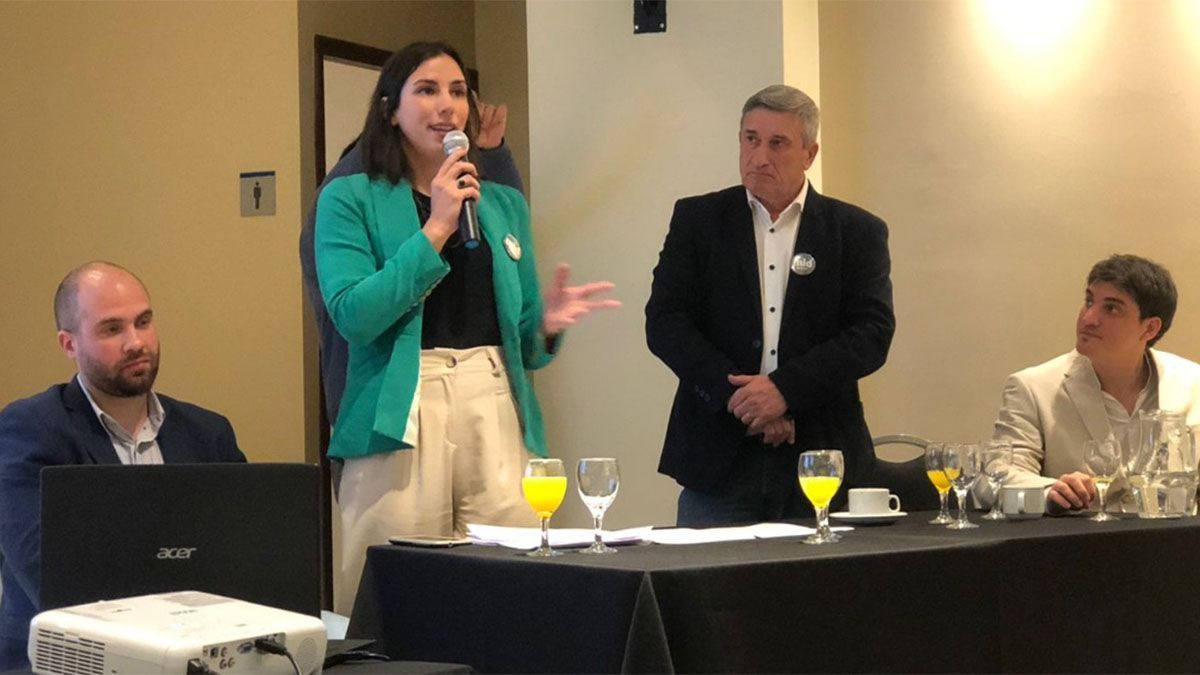 Nicolás lamacchia, presidente provincial del MID; Malena Reyes, julio Totero referente provincial del MID y empresario metalmecánico y el economista Bruno Bonafede.