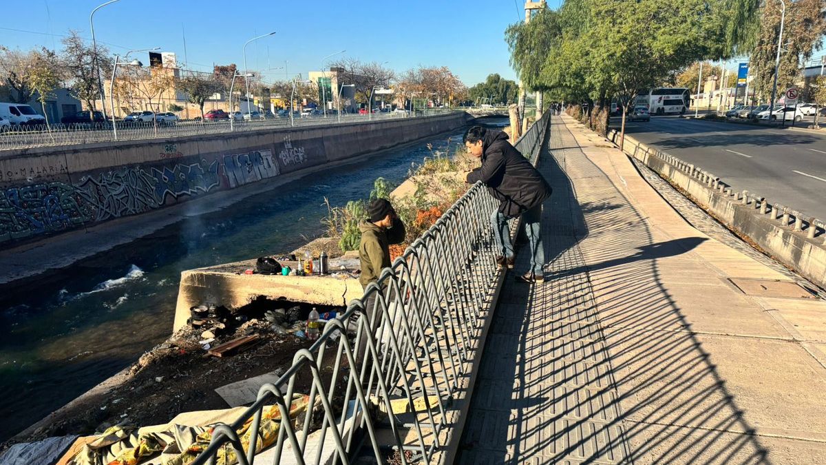 Personal de Desarrollo Social de Guaymallén habló con las personas en situación de calle para que abandonen el canal Cacique Guaymallén. Personal de Desarrollo Social de Guaymallén habló con las personas en situación de calle para que abandonen el canal Cacique Guaymallén.