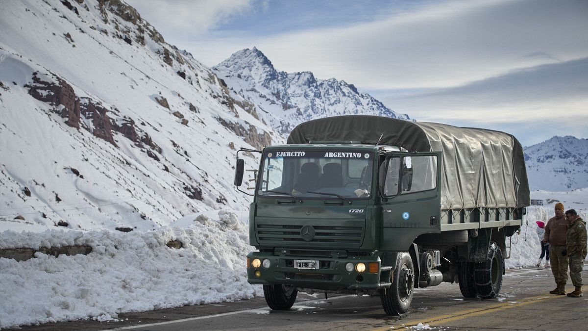 El Ejército Argentino realiza detonaciones controladas en sectores donde hay riesgos de avalanchas en la Ruta 7. El Ejército Argentino realiza detonaciones controladas en sectores donde hay riesgos de avalanchas en la Ruta 7.
