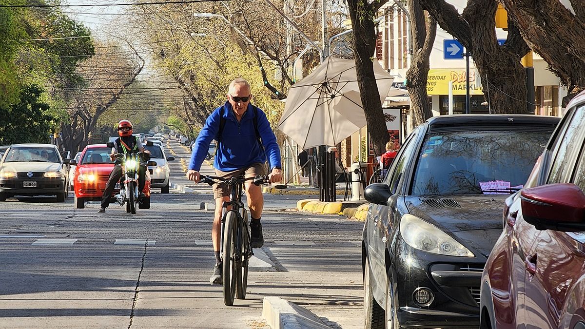 Muchos ciclistas ven obstaculizada la bicisenda por personas que siguen estacionando en el costado izquierdo de calle Martínez de Rozas, y tienen que salirse a la calzada donde circulan los autos, con el peligro consecuente.