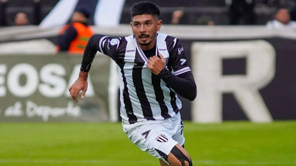 El delantero Joan Juncos volverá a ser titular en Gimnasia y Esgrima.