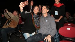 Eduardo Wado de Pedro arribó este sábado a Mendoza. En la foto se lo ve junto a militantes peronistas en el Auditorio Ángel Bustelo.
