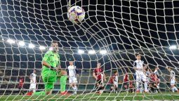 Biglia volvió a la titularidad y clavó un golazo