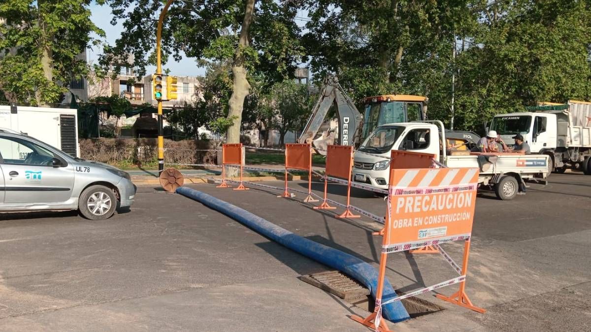 Debido al colapso de un colector cloacal de hormigón, AYSAM realizó un by pass e instaló un nuevo colector de PVC. Tránsito cortado en la avenida Las Tipas del Corredor del Oeste, mano al Sur.