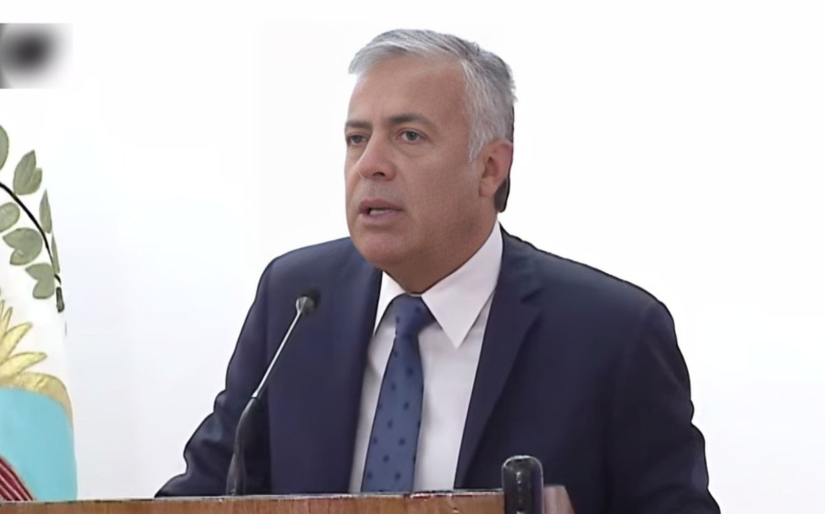 Alfredo Cornejo durante la presentación de su plan de salud.