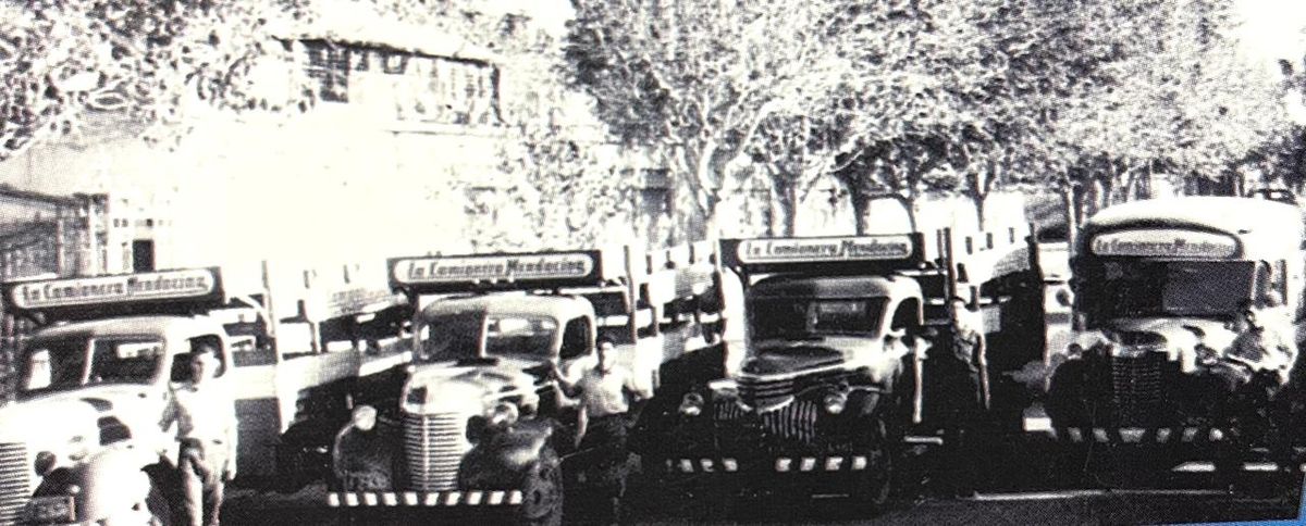 Una imagen de los camiones de la empresa de los años '50, cuando se iniciaba con el servicio de encomiendas. Una imagen de los camiones de la empresa de los años '50, cuando se iniciaba con el servicio de encomiendas.