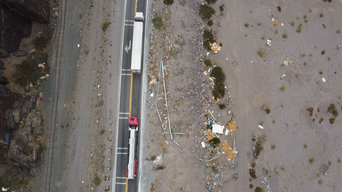 Toma aérea en Polvaredas. A la derecha, restos de accidentes. Toma aérea en Polvaredas. A la derecha, restos de accidentes.